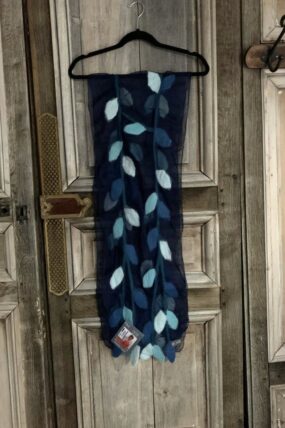 MooiVilt - gevilt sjaal op donkerblauwe zijde