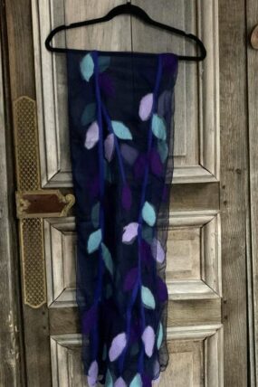 MooiVilt - gevilt sjaal op donkerblauwe zijde - Blauw paars