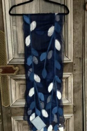 MooiVilt - gevilt sjaal op donkerblauwe zijde - Blauw Wit