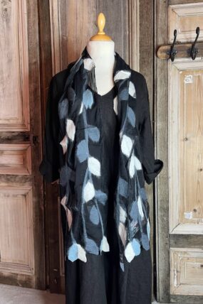 MooiVilt - gevilte sjaal op Zwart zijde - Grijs/Wit