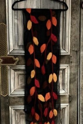 MooiVilt - gevilte sjaal op Zwart zijde - Oranje/Rood/warmgeel