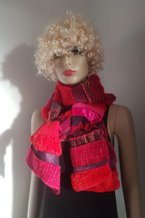 Liz & Joe – Sjaal van gebreide stofjes – Roze-rood (S 425 M 1)
