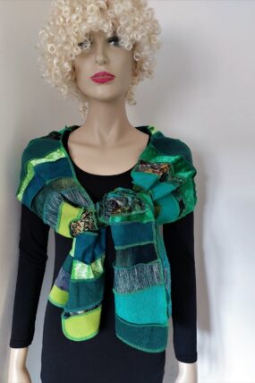 Liz & Joe - Sjaal van diverse stofjes - Verschillende kleuren groen - S 425 M 1